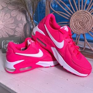 NWB Nike Air Max Excee- Women's 6.5